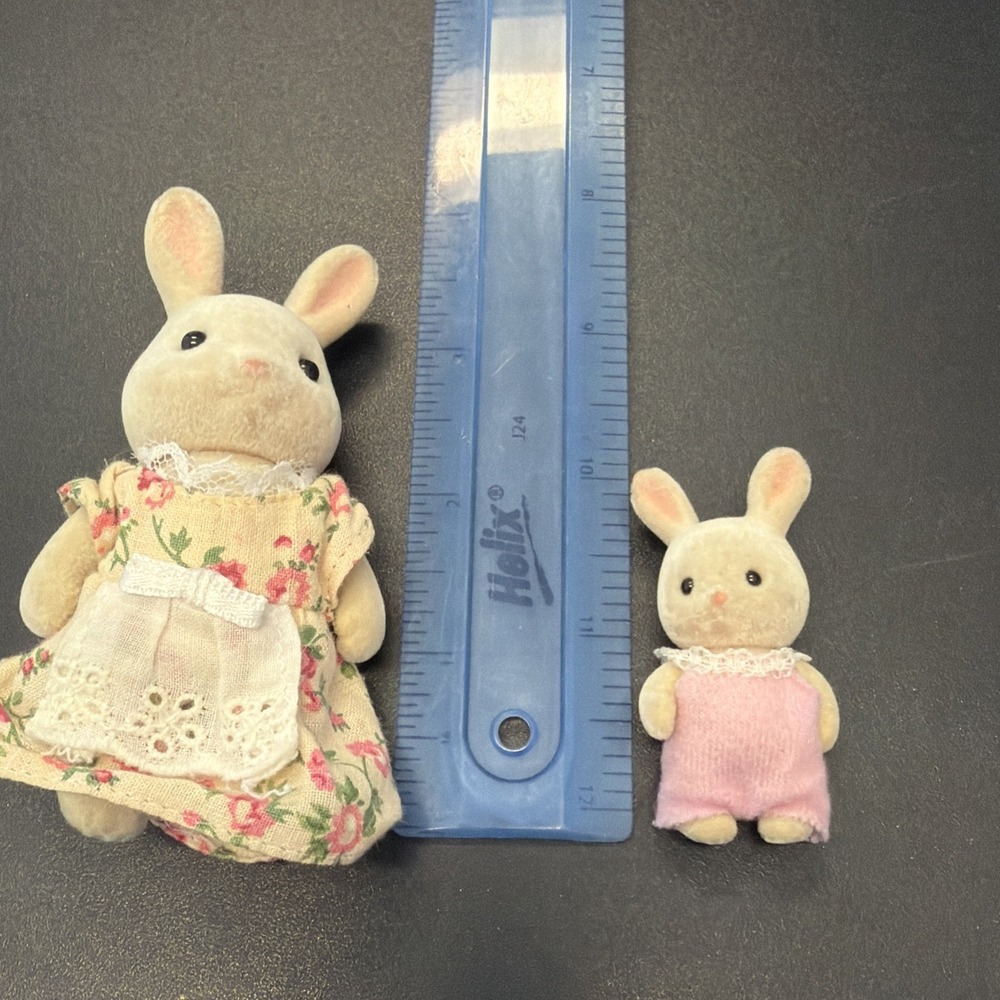 Calico Critters Rabbit Mother Baby Set Floral Dress Figures Sylvanian Families - Picture 2 of 4